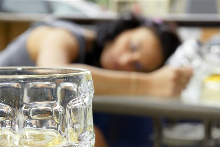 适量喝酒有益健康？《柳叶刀·肿瘤学》：74万人因酒患癌